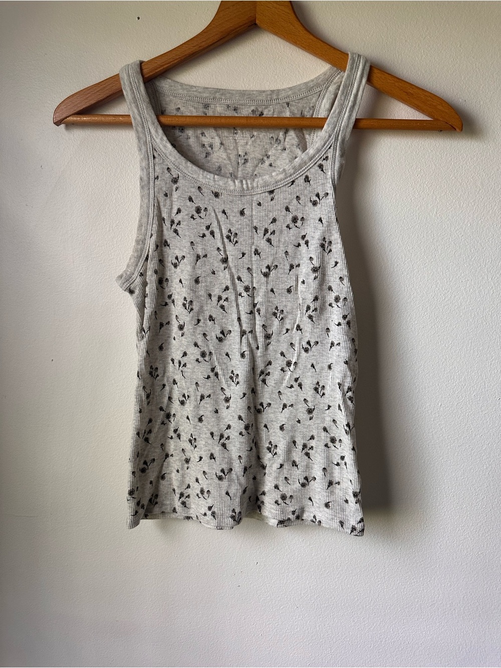 American Eagle Outfitters Light Gray Ribbed Floral Tank